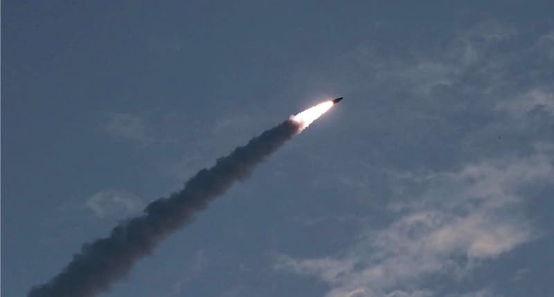 Észak-Korea újabb két ballisztikus rakétát lőtt ki 