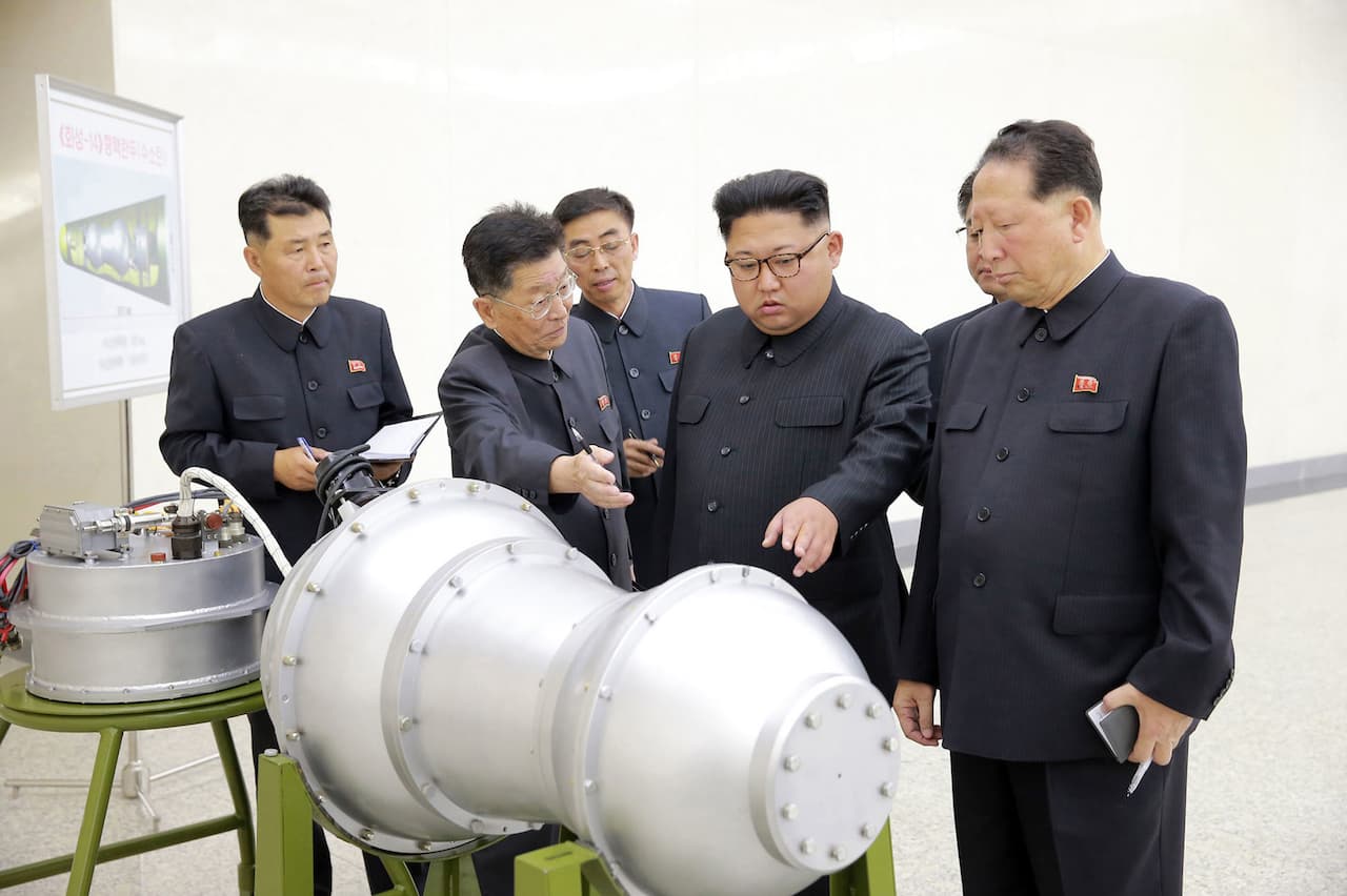 Észak-Koreában mozgolódás van, rakétákat szállítanak az éj leple alatt