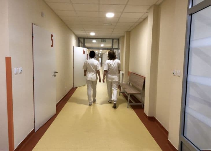 Látogatási tilalmat vezettek be a nagymihályi kórház minden fekvőbetegrészlegén