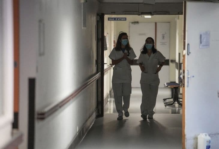 Óriási felelőtlenség: részegen vizsgálta a pácienseket az egészségügyi nővér