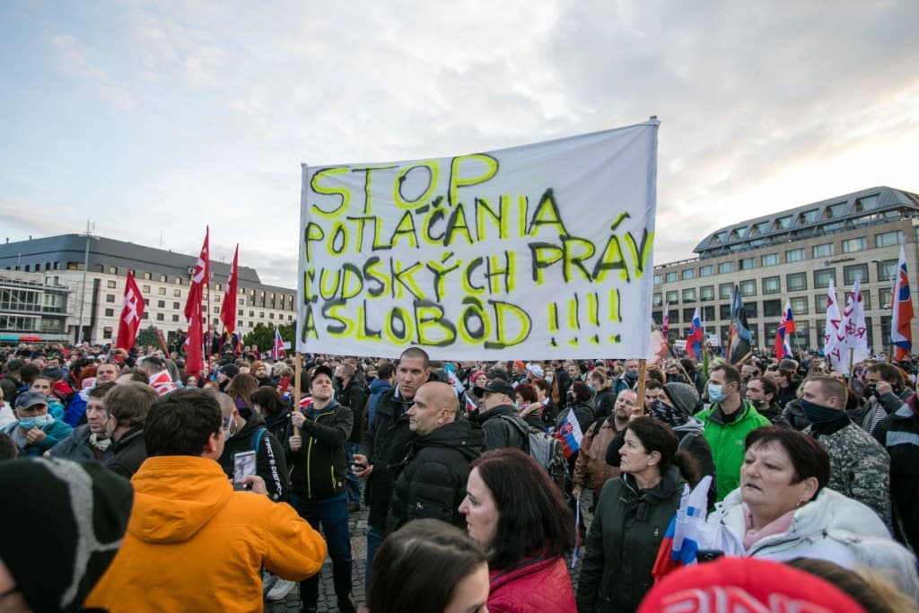 Novemberben vírustagadóként tüntetett Pozsonyban, most fia közölte, hogy belehalt a fertőzésbe
