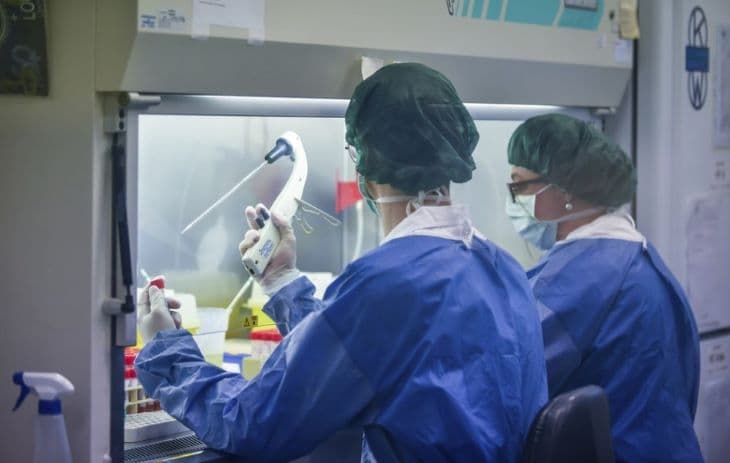 KORONAVÍRUS: Közel 15 ezer fertőzött egy nap alatt, emelkedik a kórházban ápoltak száma