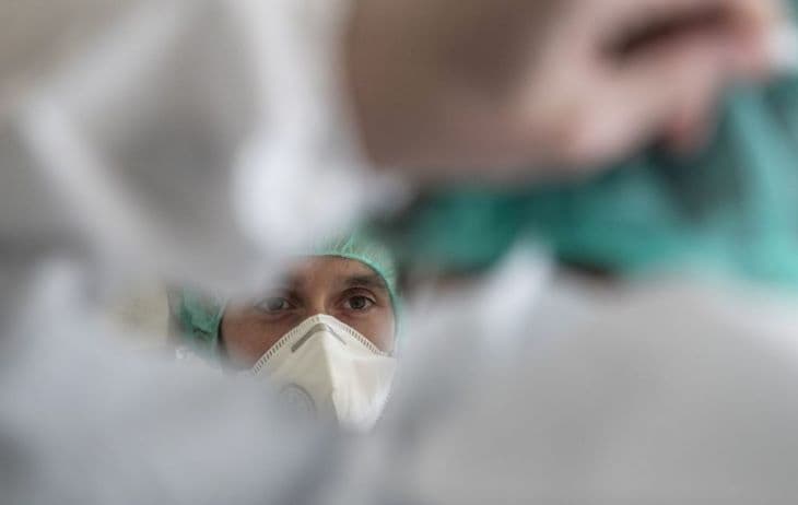 Koronavírus - Január óta először 30 ezer felett az új brit esetek száma, a halálozásoké továbbra is alacsony