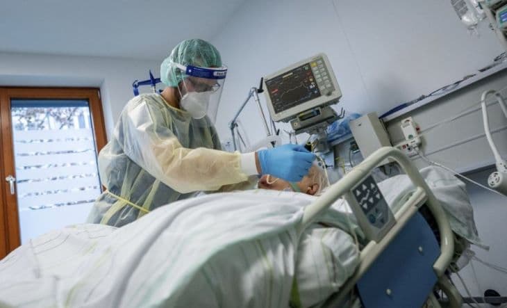 Romániában három hét alatt másfélszeresére nőtt a kórházban ápoltak száma