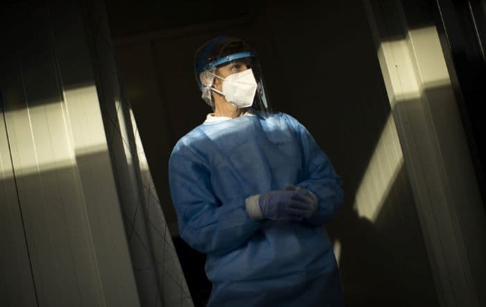 KORONAVÍRUS: Több mint ezer új fertőzött, 10 halálos áldozat és magas pozitivitás