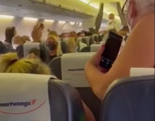 Ki kellett rakni egy szlovák nőt a repülőgépből, mert nem volt hajlandó maszkot felvenni
