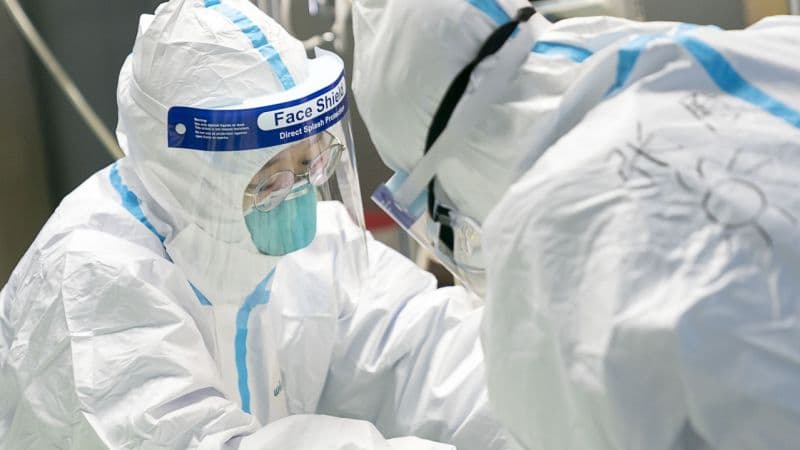 Koronavírus: Kínában már több a halálos áldozat, mint amennyit a 2002-2003-as SARS-járvány követelt világszerte