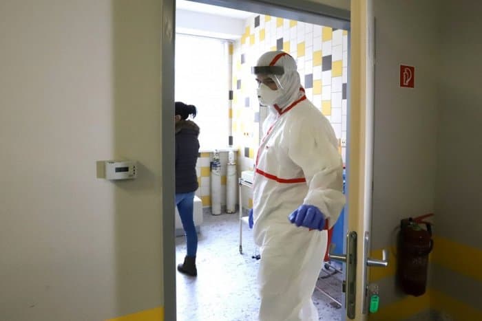 Ukrajnában meghaladta a húszezret az azonosított koronavírus-fertőzöttek száma