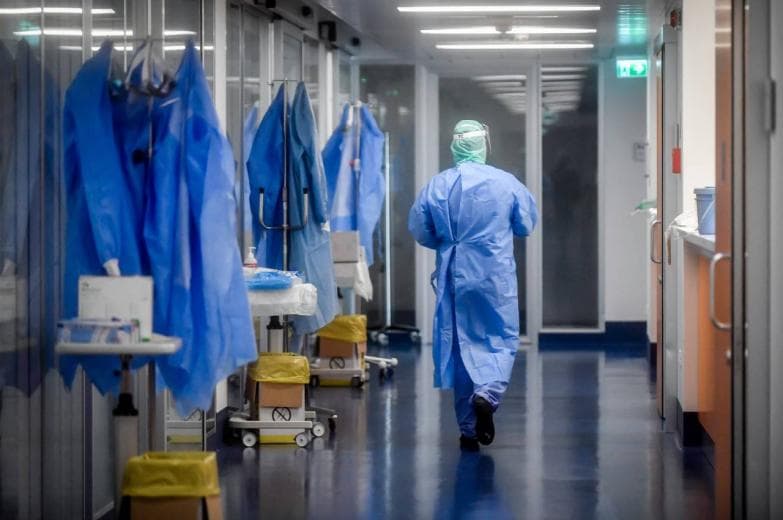 Koronavírus - Magyarországon négyen meghaltak, és egy picivel több embert nyilvánítottak gyógyultnak, mint fertőzöttnek szombaton