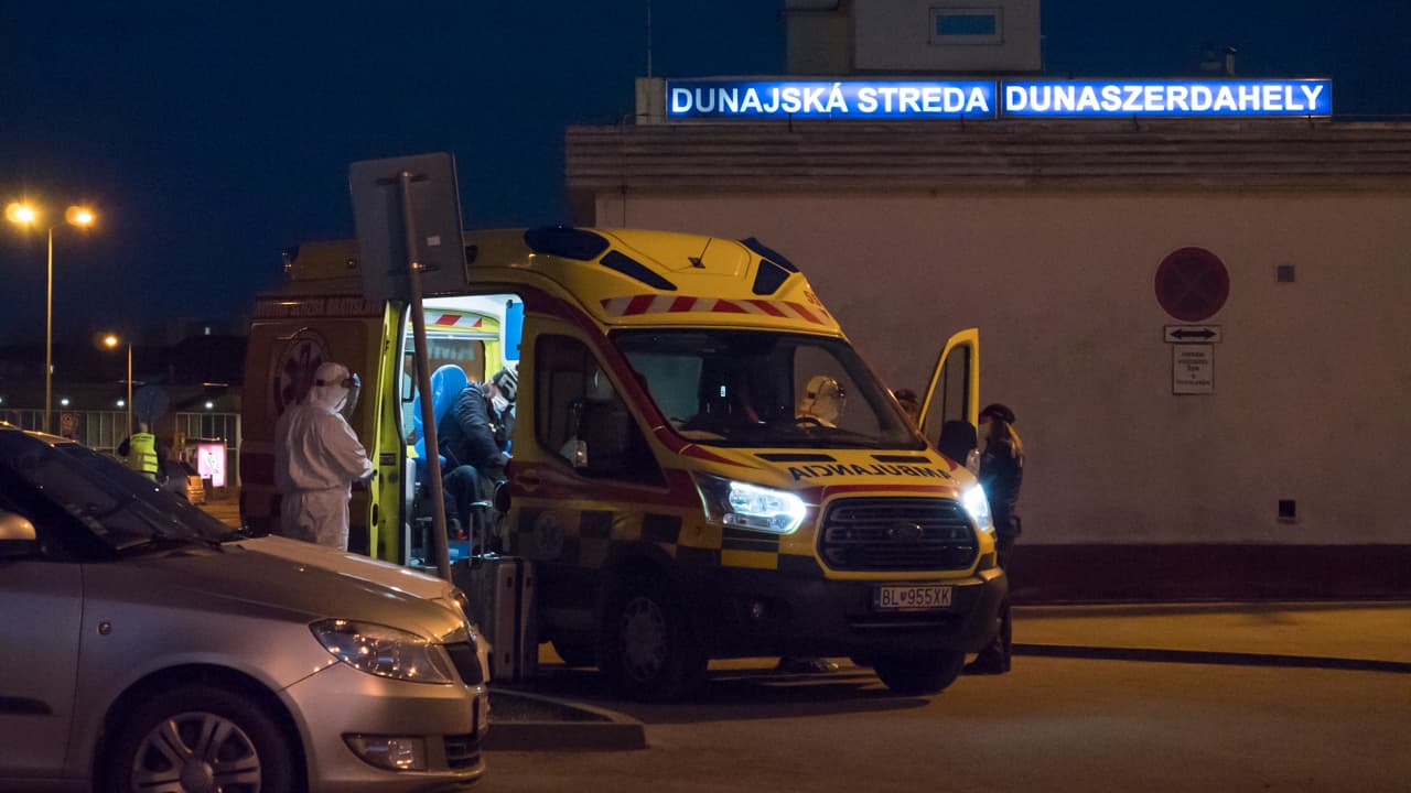 Védőruhás mentősök vittek el egy férfit a dunaszerdahelyi vasútállomásról
