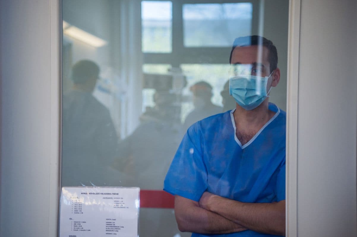 Koronavírus: Tíz elhalálozás és 814 új fertőzött Magyarországon