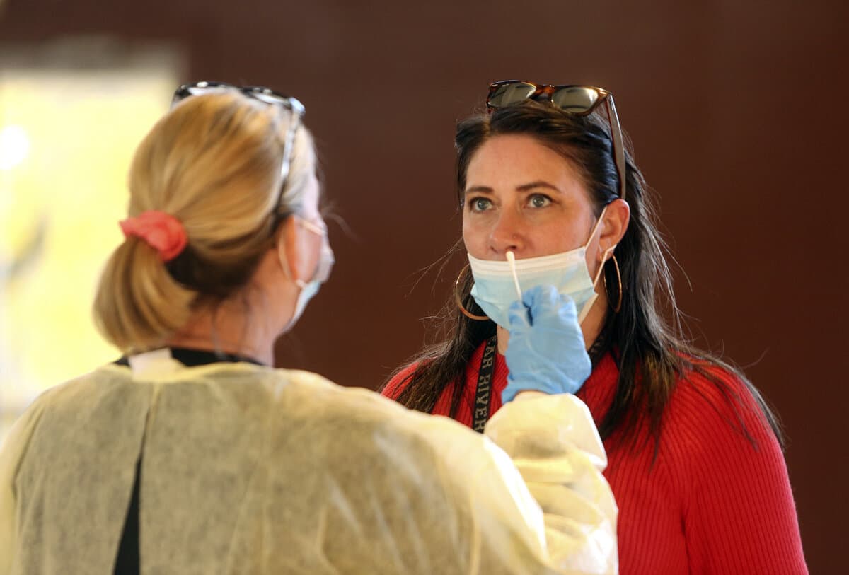 Koronavírus - Az eddigi második legmagasabb napi fertőzöttszám és 68 elhunyt Szlovákiában