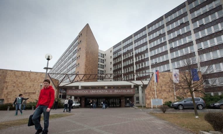 KORONAVÍRUS: Újabb három pozsonyi egyetem függeszti fel a nappali tanítást! A diákoknak azt javasolják, hagyják el a kollégiumaikat, kivéve a külföldieket