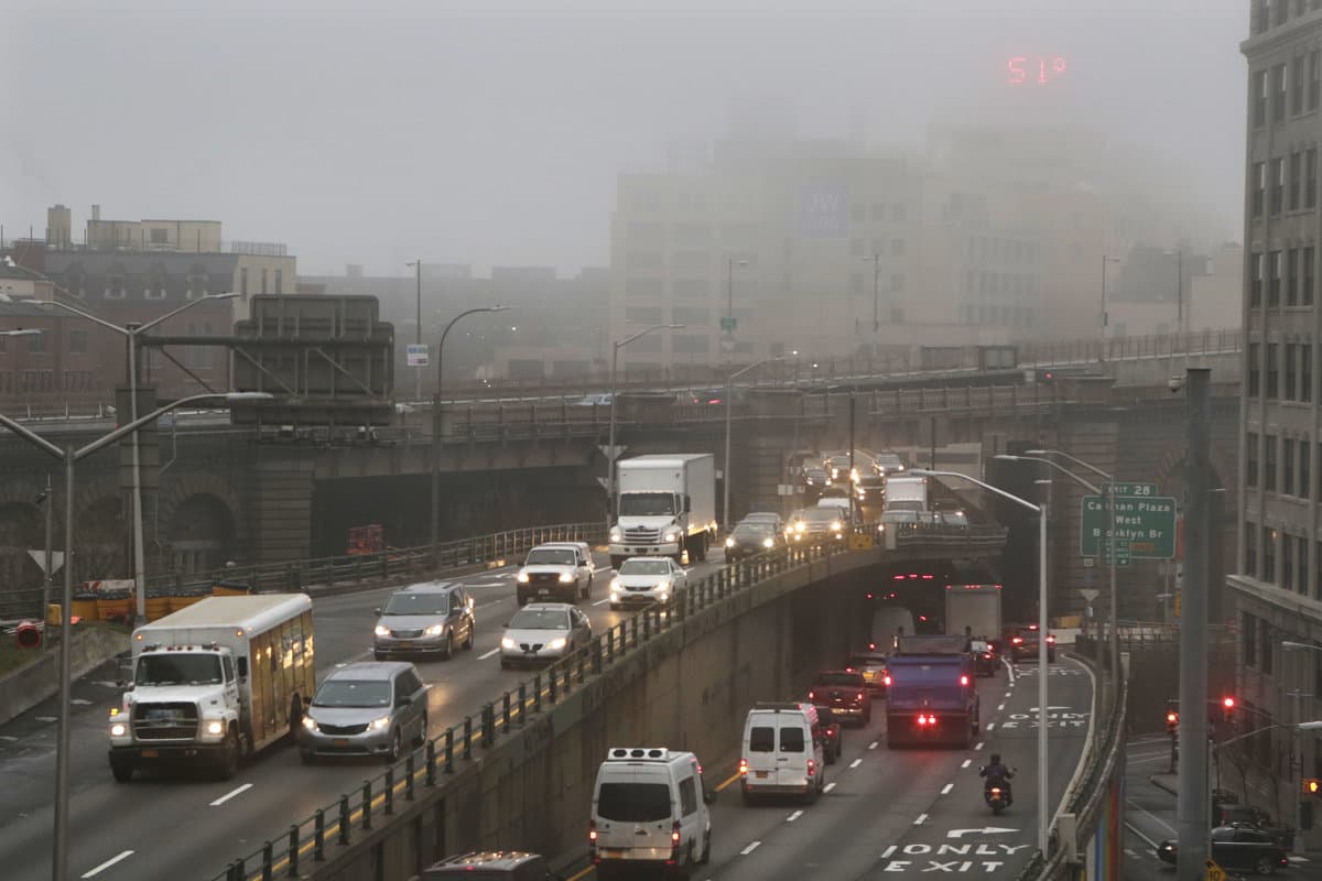 A sofőrök nem tudják, mit kezdjenek a köddel – helytelenül használják a lámpákat