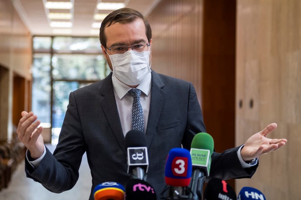 Az egészségügyi miniszter menesztette a trencséni kórház teljes vezetését, köztük a „trencséni Kočnert”!