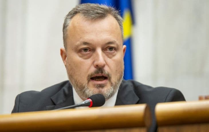 Megkezdődött a Milan Krajniak munkaügyi miniszter leváltását célzó rendkívüli ülés
