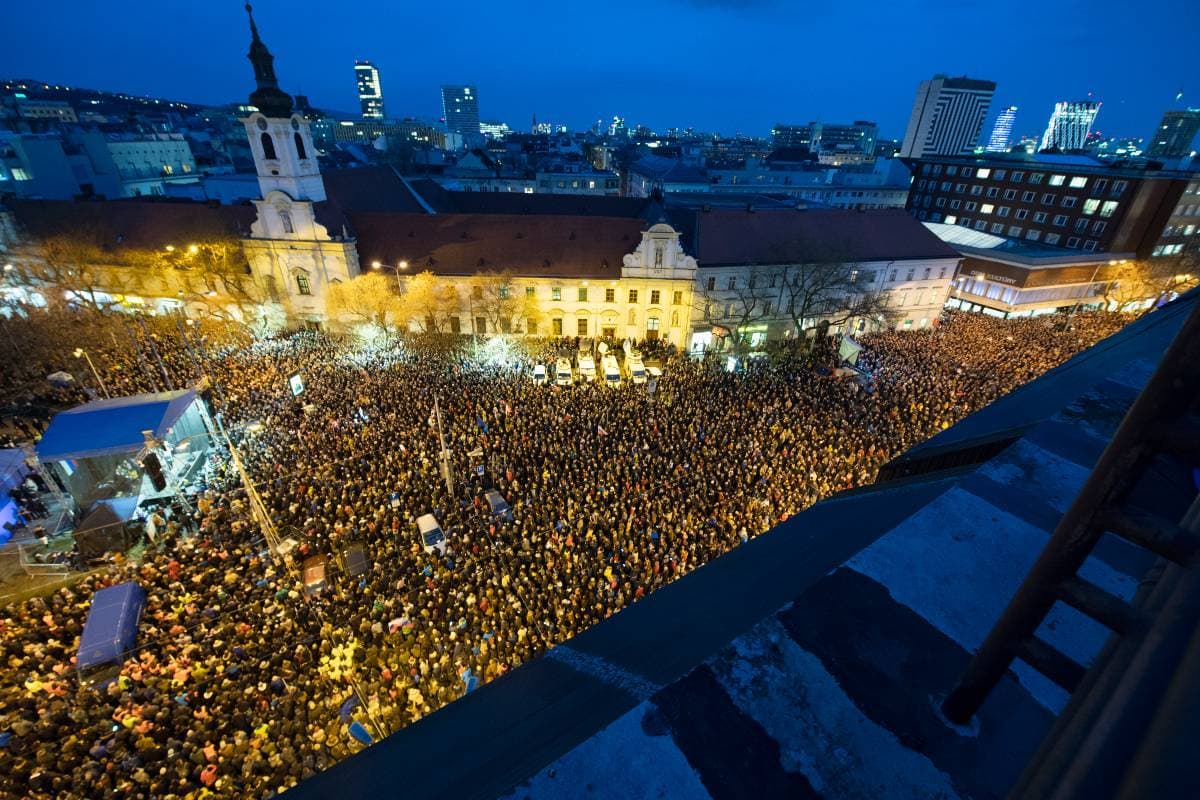Tízezrek tüntettek Pozsonyban: Fico, Danko és Kováčik fejét követelik!