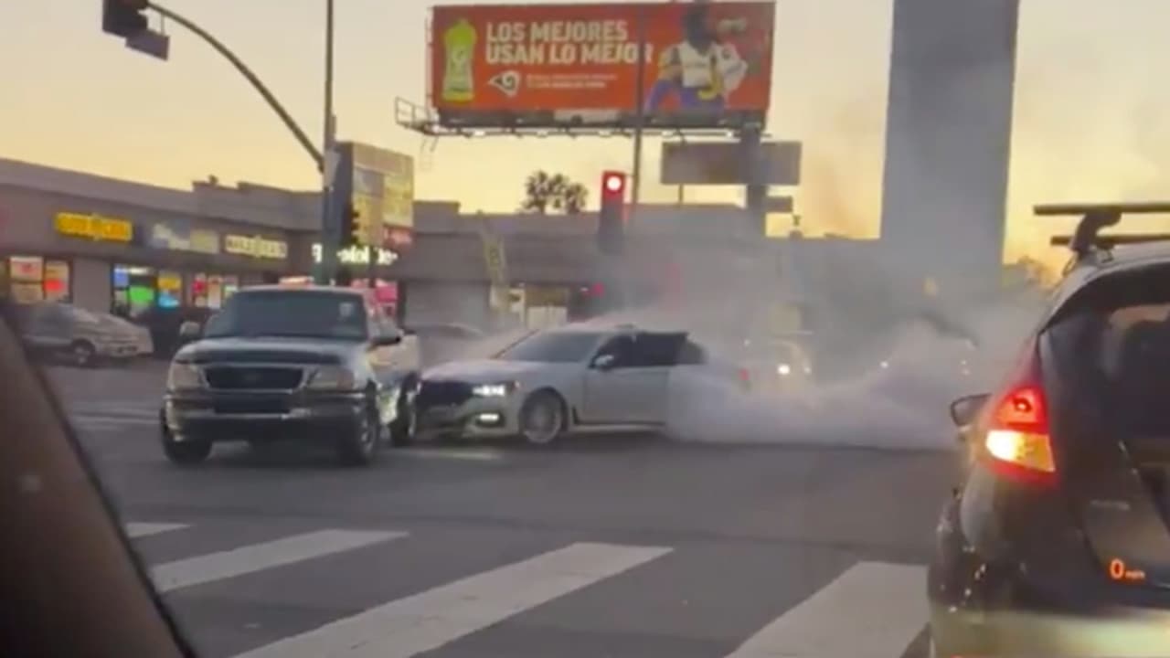 ŐRÜLT: Teljesen begőzölt a BMW sofőrje, szándékosan belehajtott a Fordba a forgalmas kereszteződésben – VIDEÓ 