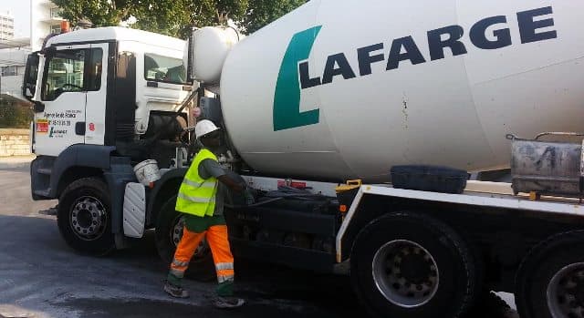 Gyújtószerkezettel ellátott benzines palackokat találtak teherautók alatt Párizsban