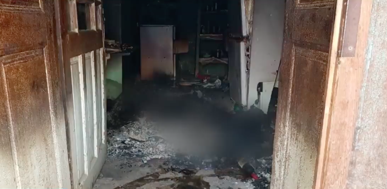 Megégett holttestet találtak egy perbetei házban!