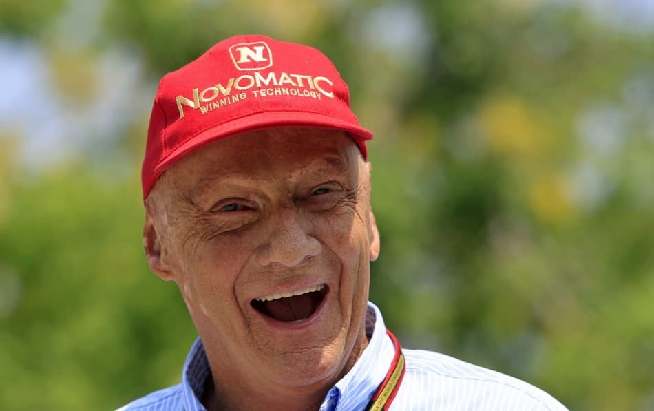 Forma-1 - Niki Laudáról nevezte el a gyárhoz vezető utcát a Mercedes (FOTÓ)