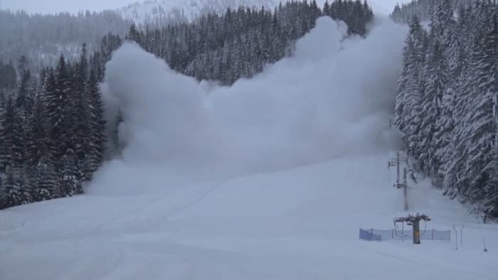 Így néz ki, mikor egy irányított lavina elárasztja a tátrai síközpontot (Videó)