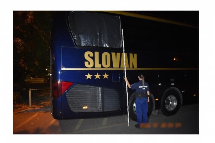 Mutatjuk, mi lett a férfi büntetése, aki kedden megrongálta a Slovan autóbuszát