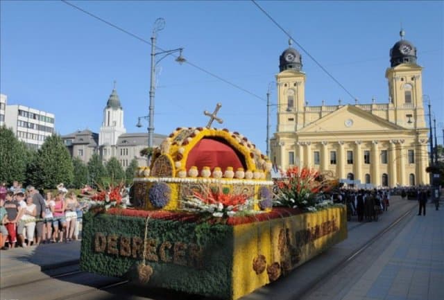 Több százezer virág, tizenhat virágkocsi, több ezer táncos Magyarország legnagyobb virágkarneválján