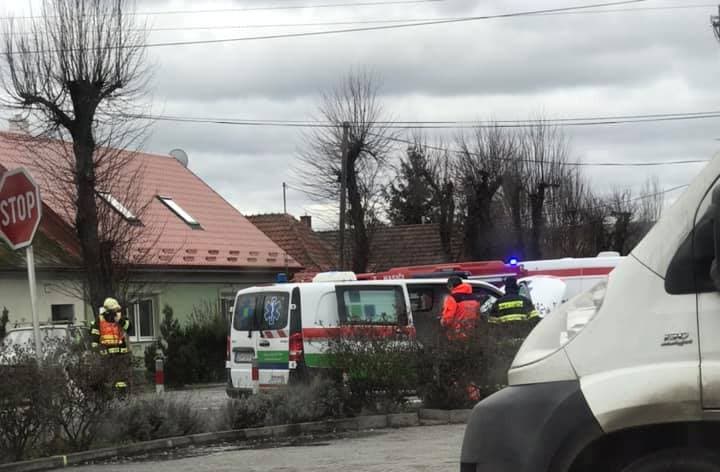 BALESET: Két személykocsi és egy mentő ütközött Légen