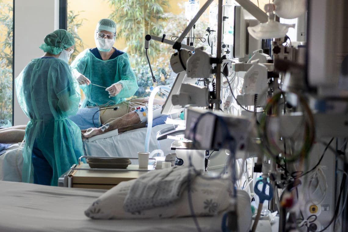 Átlagban 11 napig vannak kórházban, hét napig az intenzíven a koronavírusos betegek Szlovákiában