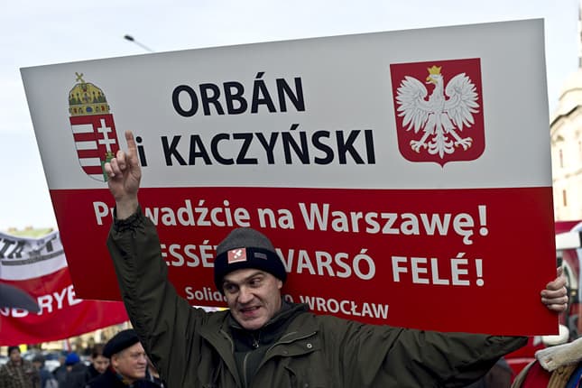 Kezd Brüsszelre hallgatni a lengyel kormánypárt