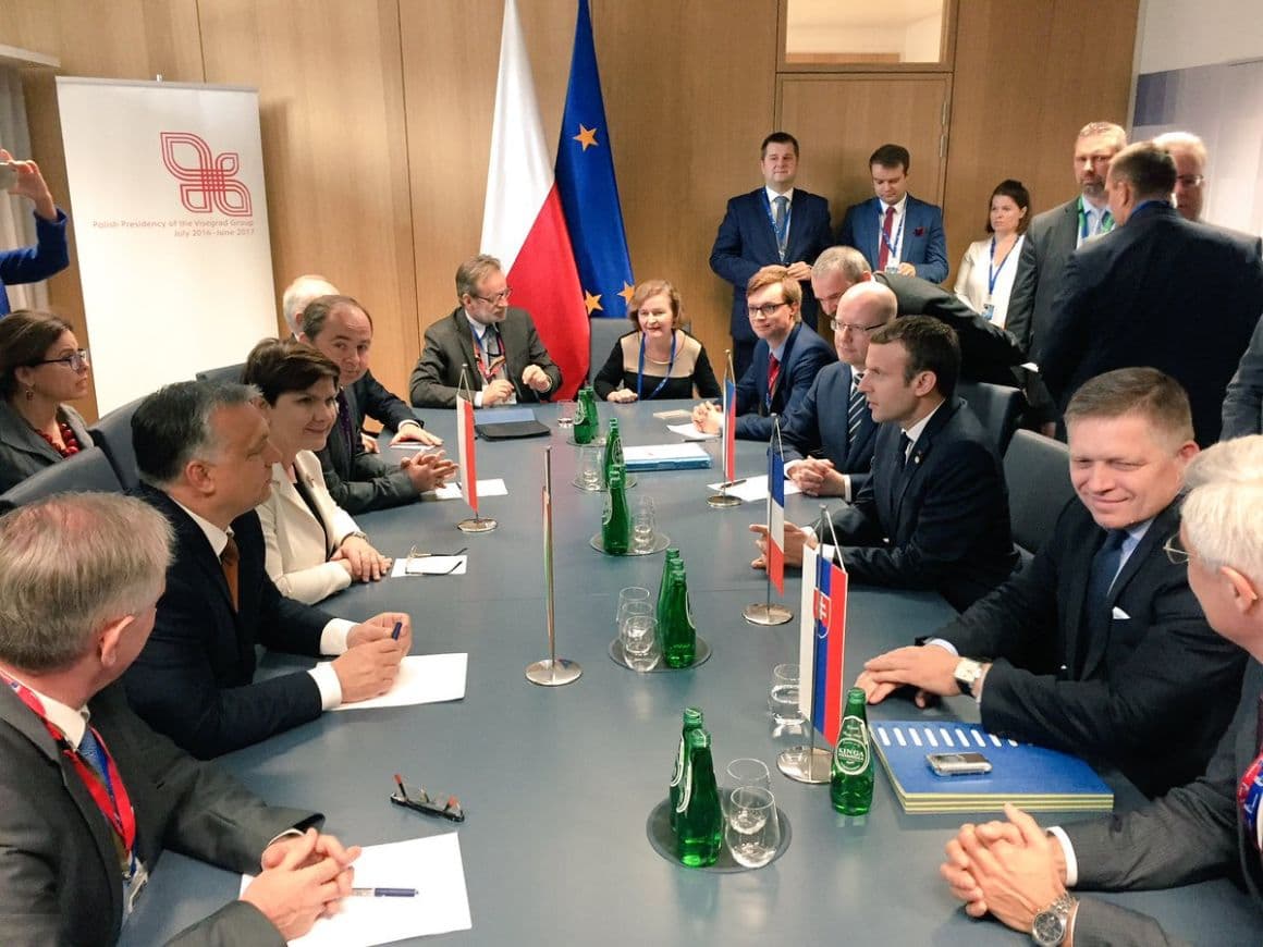 Bemutatkoztak Macronnak Ficóék - kiderült, a V4 csoport sem teljesen egységes...