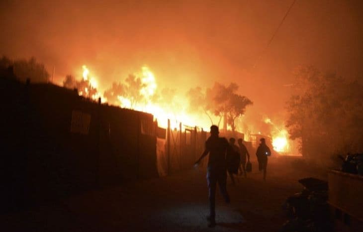 Megkezdték a leégett leszboszi tábor lakóinak átköltöztetését