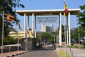 Egy levágott fejjel akart az ugandai parlament épületébe bejutni egy férfi!