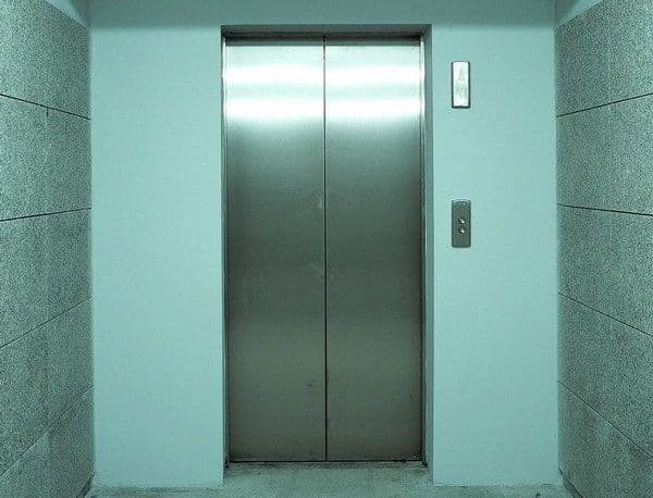 BORZALOM: Kórházi lift vágta ketté a nőt, miután megszülte gyermekét