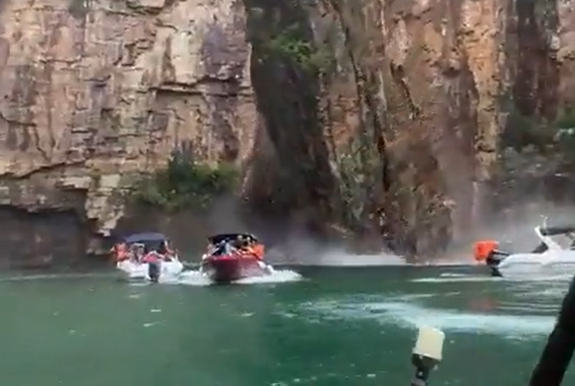 SZÖRNYŰ: Óriási szikla zuhant a csónakok közé, hat ember meghalt, 20-an eltűntek (VIDEÓ)