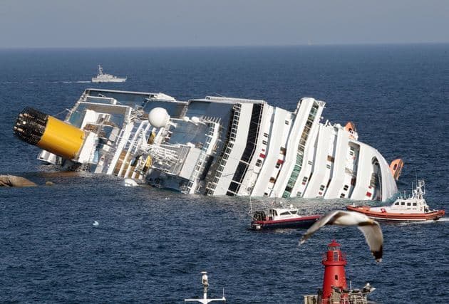 Felborult egy embercsempész hajó, legkevesebb nyolc ember meghalt