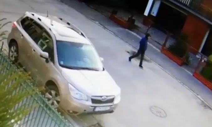 Három autót sikerült kifosztania egy fiatal férfinek, mire elkapták a rendőrök (videó)