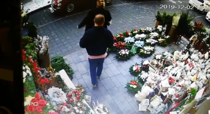 VIDEÓ: Feltűnés nélkül elemeltek egy karácsonyi díszt a dunaszerdahelyi virágüzletből