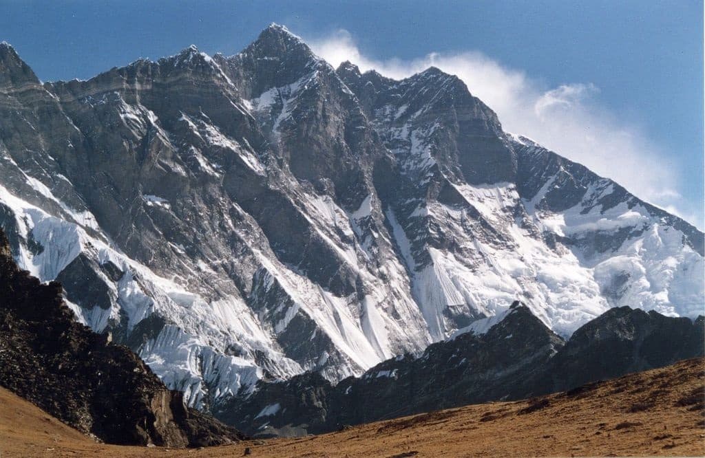 Itt az új extrém sport: egyesek lesíelnek a világ legmagasabb hegycsúcsairól 