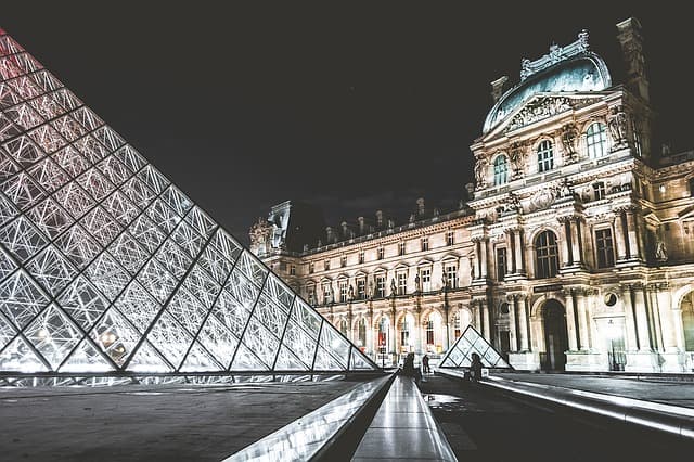 A Louvre negyedmillió tárgya költözik ki Párizsból