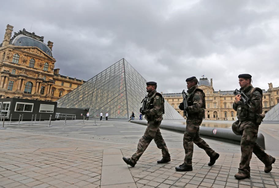 Francia elnökválasztás: Kiürítették a Louvre előtti teret Párizsban