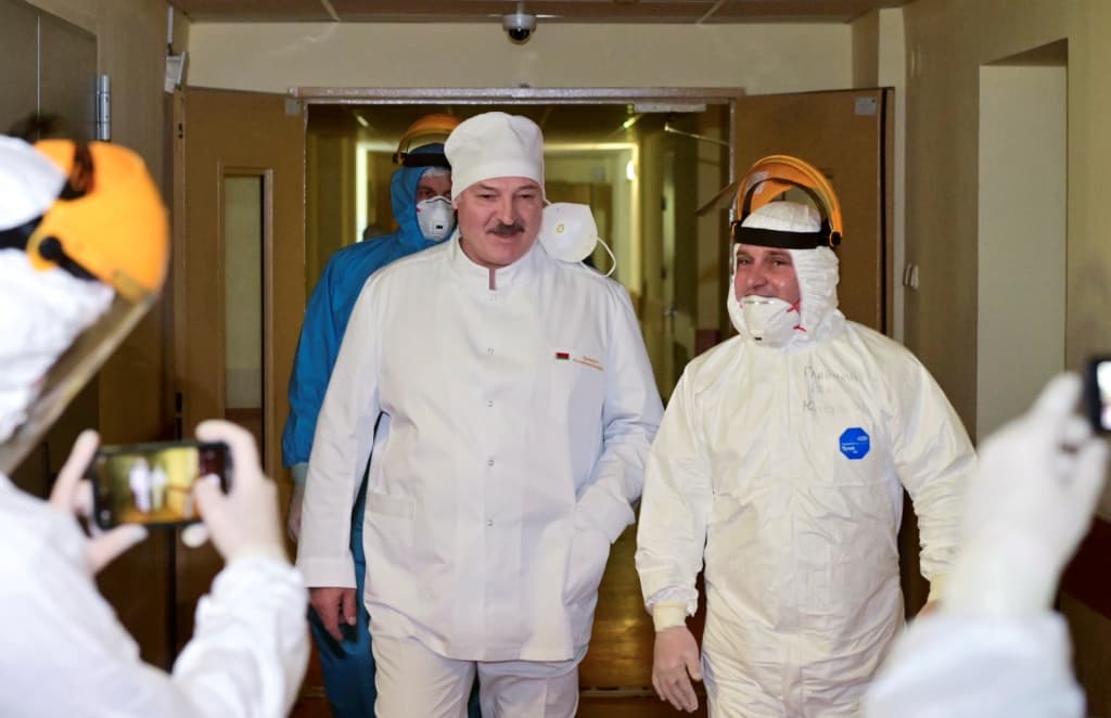Koronavírus - Maga is átesett a fertőzésen, de Lukasenka nem akarja beoltatni magát