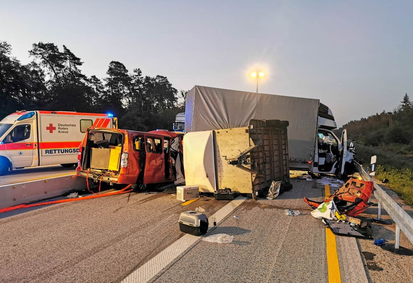 Szlovákiaiak szenvedtek balesetet Németországban - meglepő, mi került elő a pótkocsiból