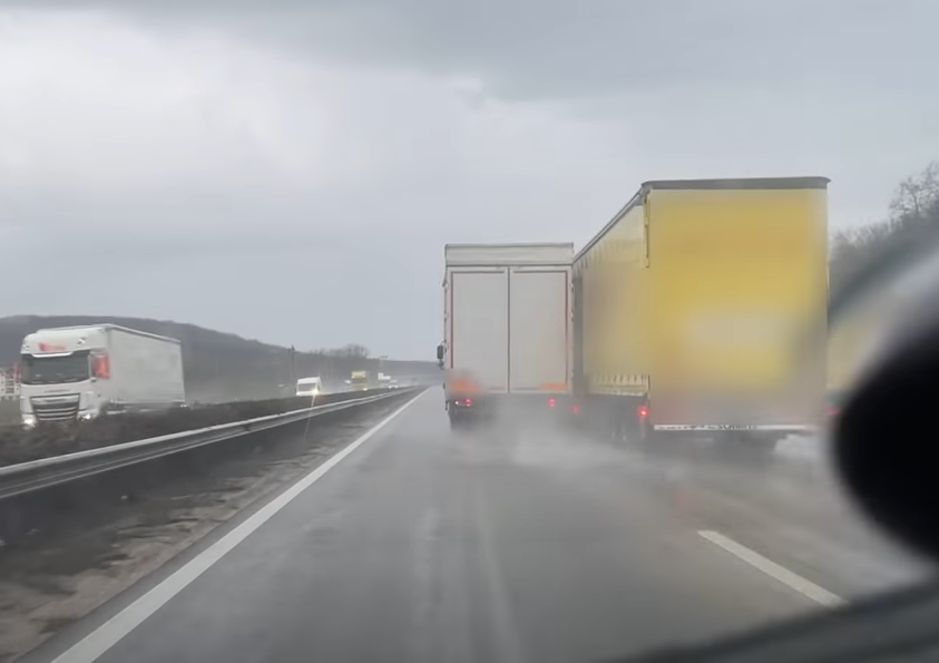 Vérfagyasztó kamionpárbaj az M1-es sztrádán (VIDEÓ)