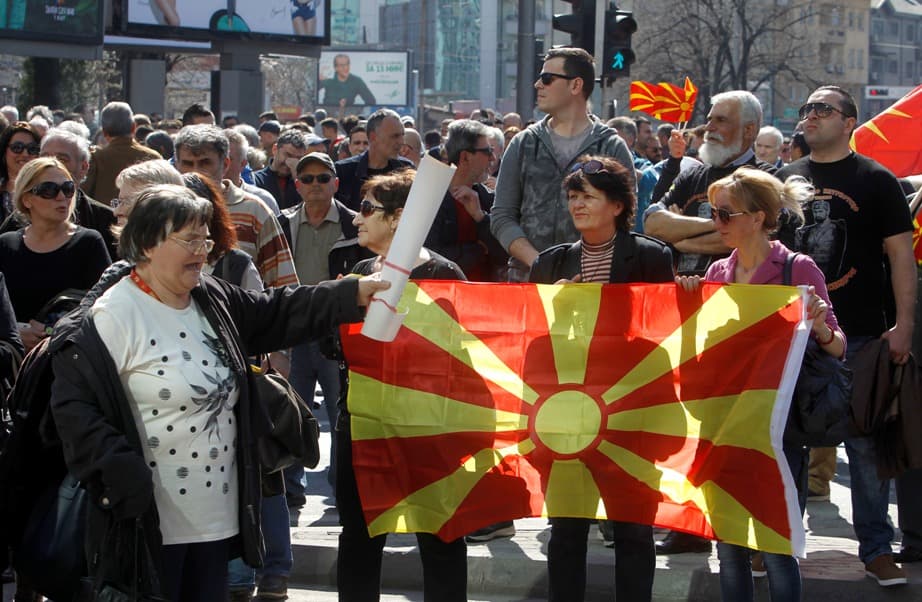 Tüntetők törtek be a macedón parlamentbe, székekkel dobálóztak - több képviselő kórházban! (VIDEÓ)