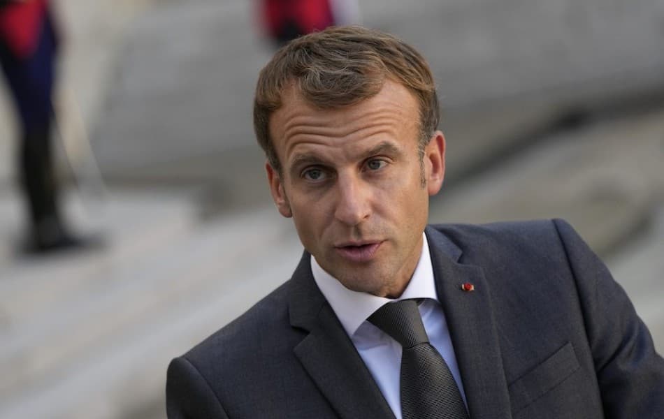 A francia elnök látogatást tett a zavargásokat megfékező párizsi rendfenntartó erőknél