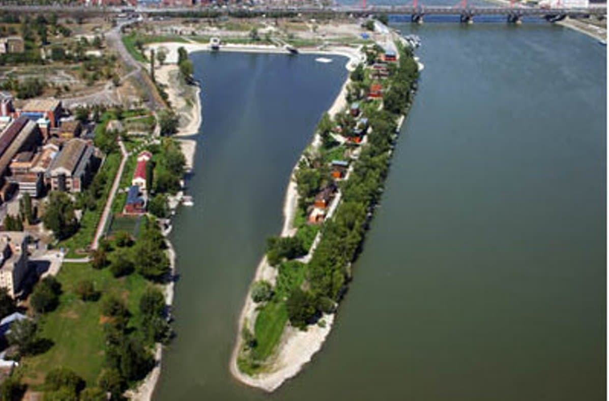 Olajfolt úszik a Dunán Budapesten