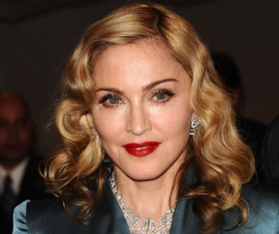 Madonna lemondta párizsi koncertjét is sérülés miatt