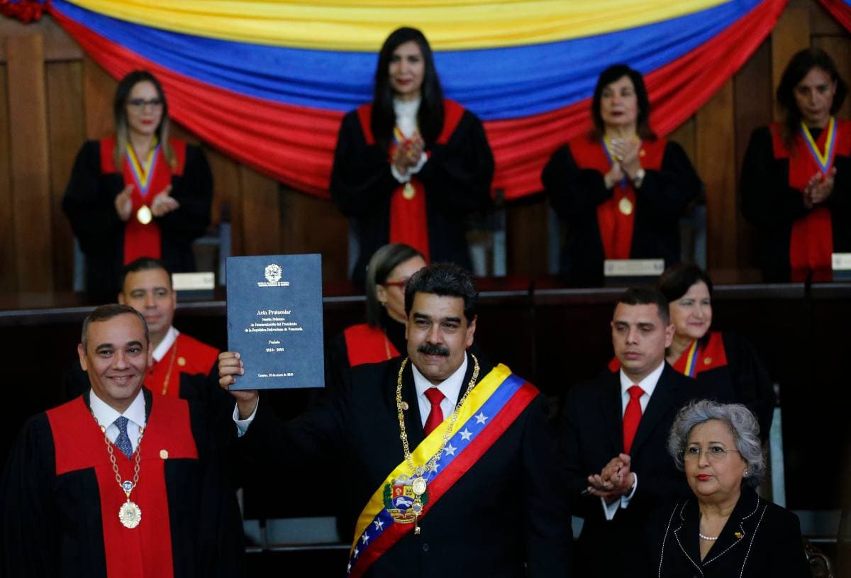 "Életemre esküszöm, hogy megteremtem a 21. század szocializmusát" - beiktatták Madurót Venezuelában